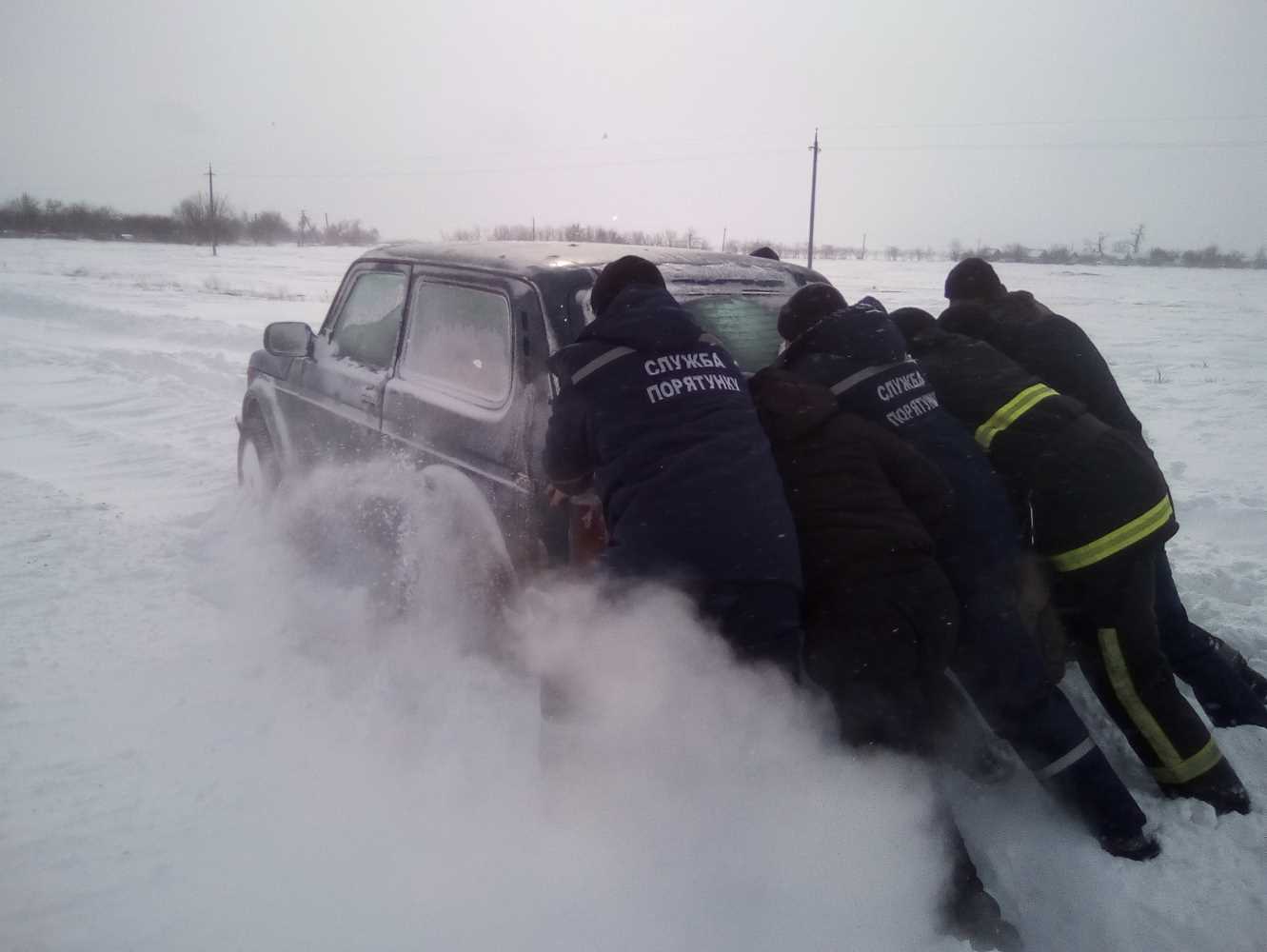 За час ускладнення погодних умов рятувальники Херсонщини вилучили із заметів 487 автомобілів